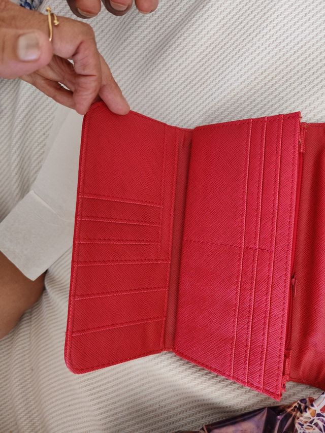 Cartera azul y roja con estampado sin usar.