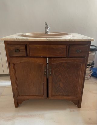 Mueble baño marrón - mármol y espejo a juego.