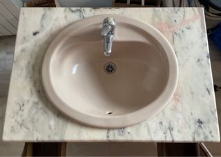 Mueble baño marrón - mármol y espejo a juego.