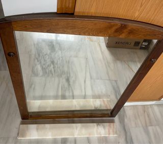 Mueble baño marrón - mármol y espejo a juego.