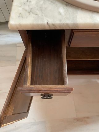 Mueble baño marrón - mármol y espejo a juego.