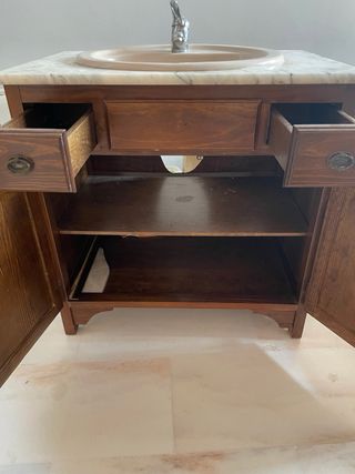 Mueble baño marrón - mármol y espejo a juego.