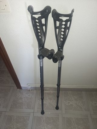 Muletas negras de adulto 
