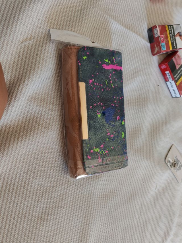 Cartera marrón y multicolor