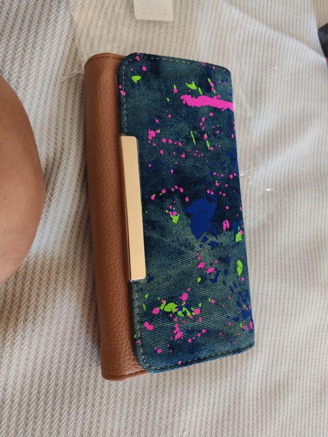 Cartera marrón y multicolor