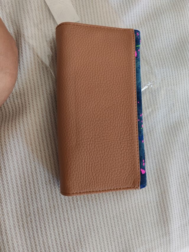 Cartera marrón y multicolor