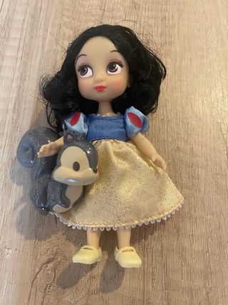 Muñeca Blancanieves con ardilla pequeña