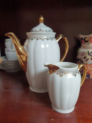 Cafetera y lechera porcelana dorada