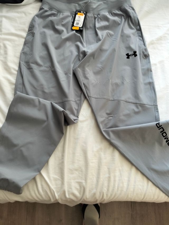 Pantalones Under Armour Gris