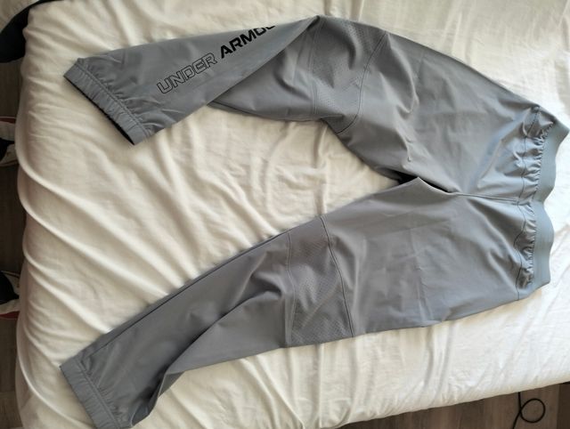Pantalones Under Armour Gris