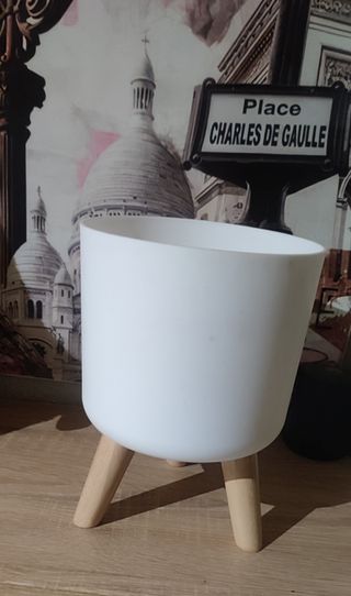 Maceta blanca con patas de madera hay 2 precio