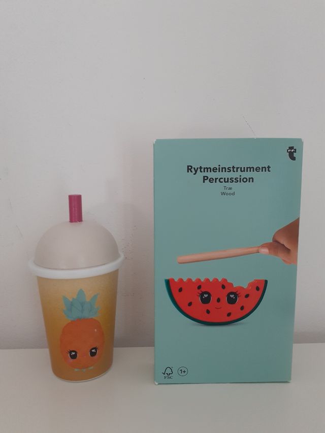 Percussione frutta  e bicchiere  di legno