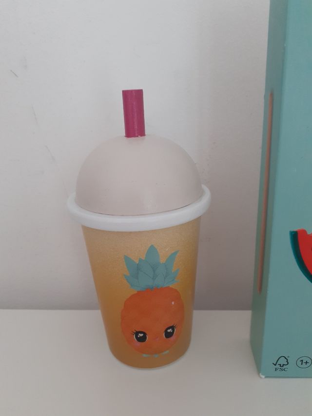 Percussione frutta  e bicchiere  di legno