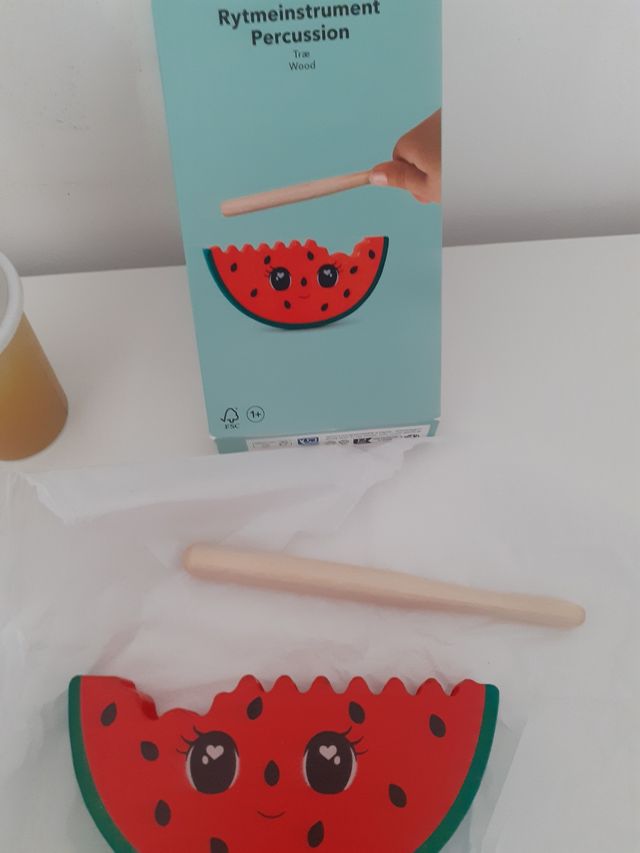 Percussione frutta  e bicchiere  di legno