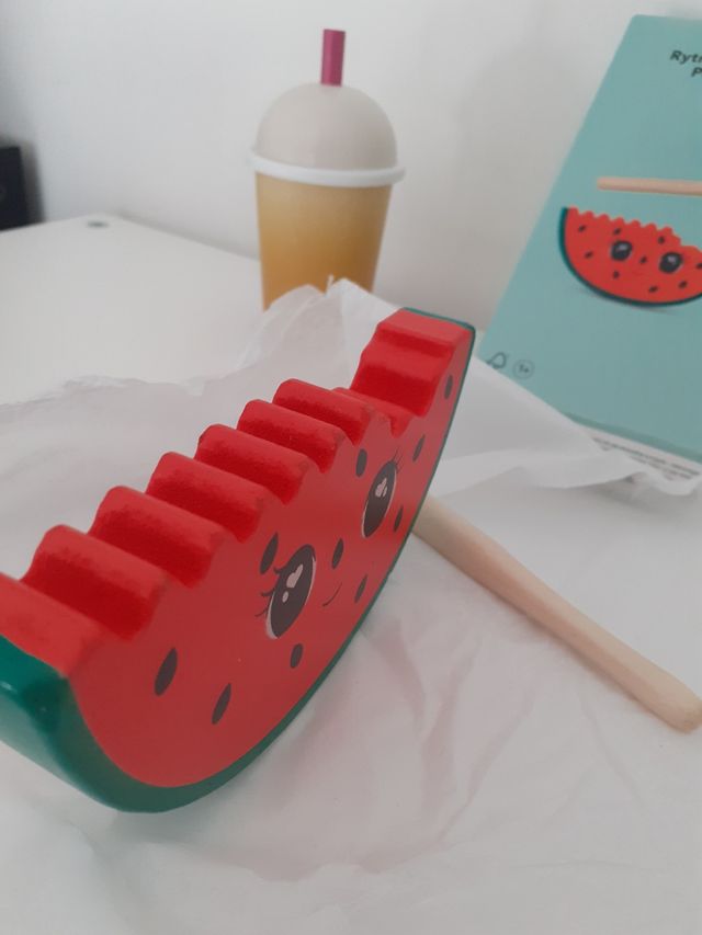 Percussione frutta  e bicchiere  di legno