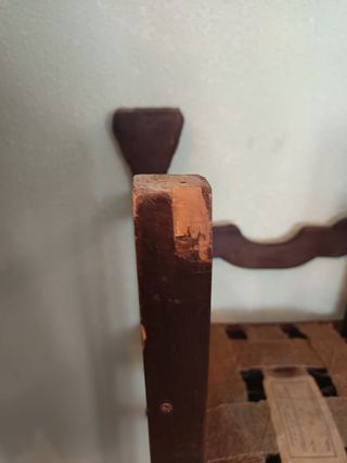 Silla antigua de madera tallada