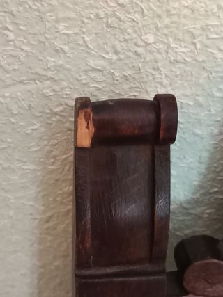 Silla antigua de madera tallada