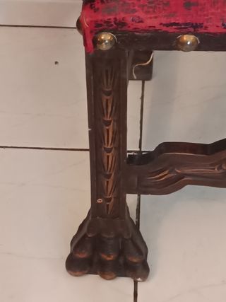 Silla antigua de madera tallada