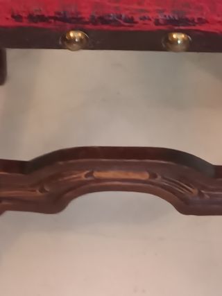 Silla antigua de madera tallada
