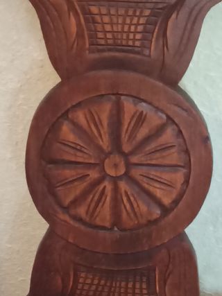 Silla antigua de madera tallada