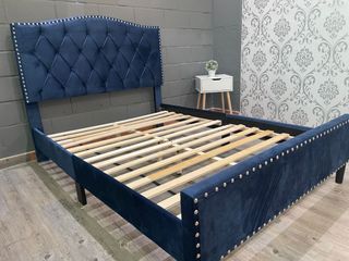 Cama azul terciopelo capitoné