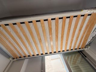 Cama alta blanca metal y madera