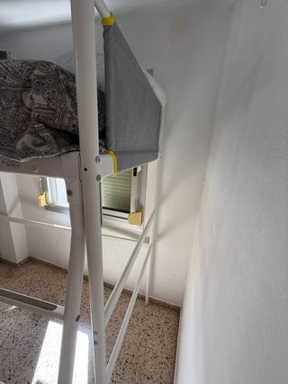 Cama alta blanca metal y madera