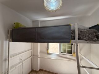 Cama alta blanca metal y madera