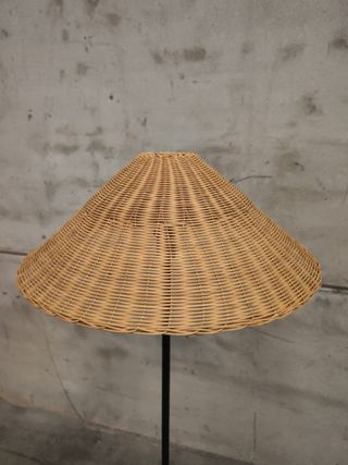 Lámpara de pie Urania de ratán y metal con acabado pintado negro