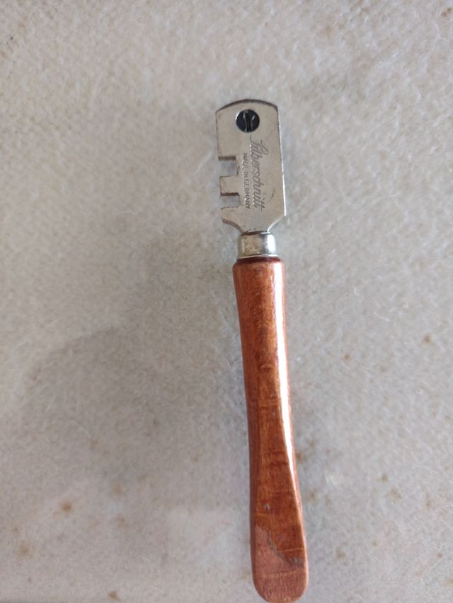 Juego de 6 limas de aguja y un cortador de vidrio.