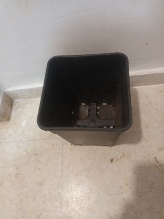 Macetero plástico negro