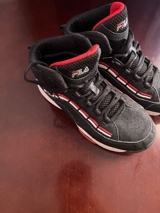 Zapatillas Fila negras y rojas - Talla 38