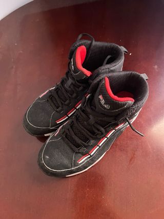 Zapatillas Fila negras y rojas - Talla 38