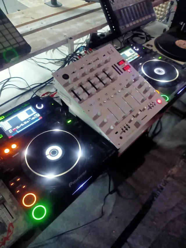  CDJ-2000: 
Opcion de vender la pareja 2000€