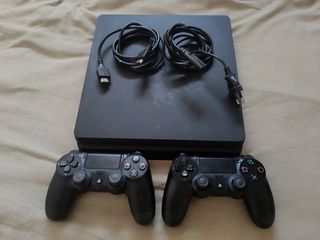 PS4 (PlayStation 4) + 2 mandos