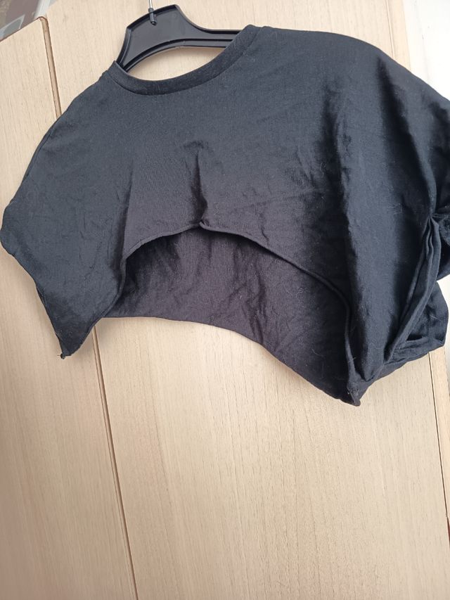Crop top negro manga corta
