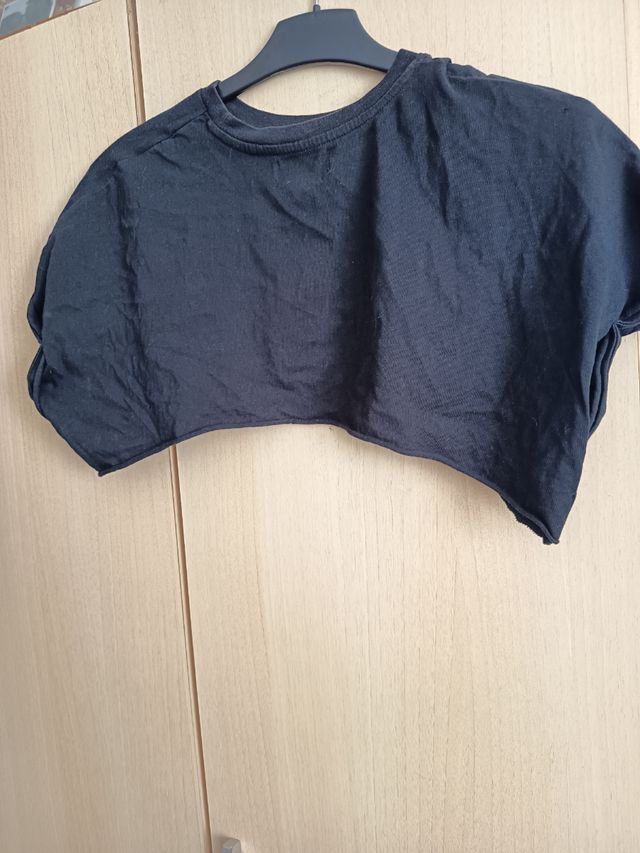 Crop top negro manga corta