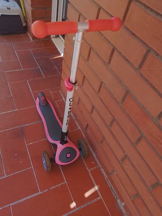 Un patinete infantil globber y patinete oxelo