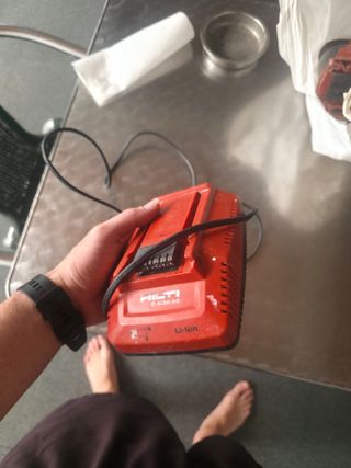 2 Baterías Hilti B22 2.6 + cargador + maquina