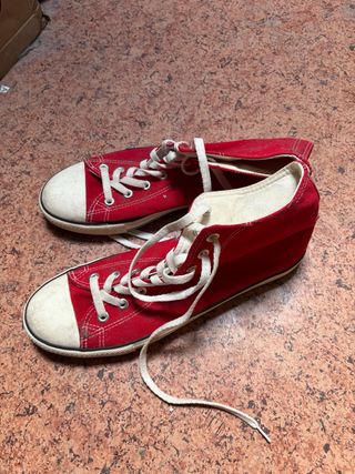 Zapatillas tipo Converse rojas botin
