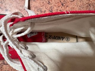 Zapatillas tipo Converse rojas botin