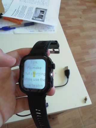 Smartwatch deportivo negro completamente nuevo.