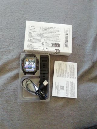 Smartwatch deportivo negro completamente nuevo.