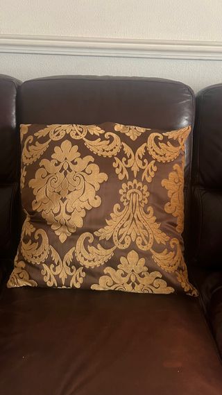 Cojines decorativos marrón y dorado con relleno