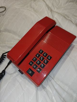 Teléfono rojo antiguo