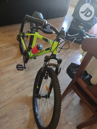 Bicicleta en buen estado, falta revisar ruedas.