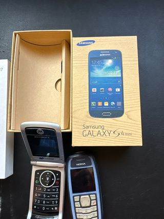 4 móviles antiguos: Apple, Samsung, Nokia, Motorol