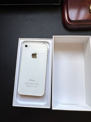 4 móviles antiguos: Apple, Samsung, Nokia, Motorol