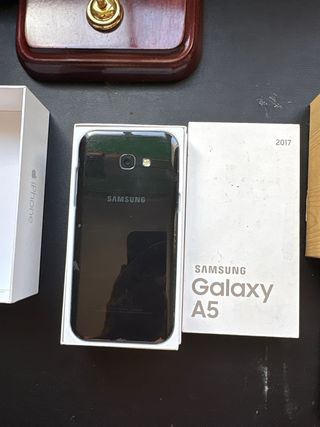 4 móviles antiguos: Apple, Samsung, Nokia, Motorol