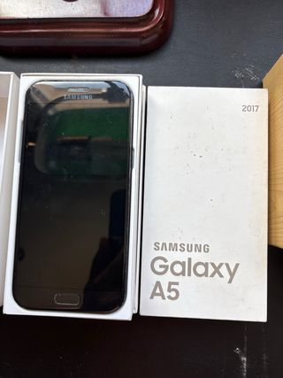 4 móviles antiguos: Apple, Samsung, Nokia, Motorol